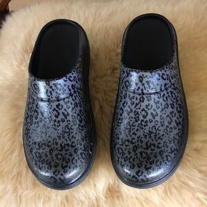 OOFOS Gray Leopard Clogs
